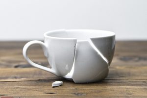 điềm thấy ly tách tự vỡ đánh con gì