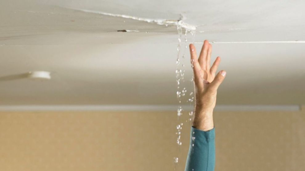 điềm thấy trần nhà rỉ nước đánh con gì - Hình 1