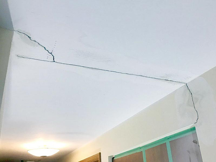 điềm thấy tường nứt đánh con gì - Hình 1