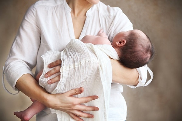 mơ thấy bế em bé đánh con gì - Hình 3