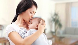 mơ thấy bế em bé đánh con gì