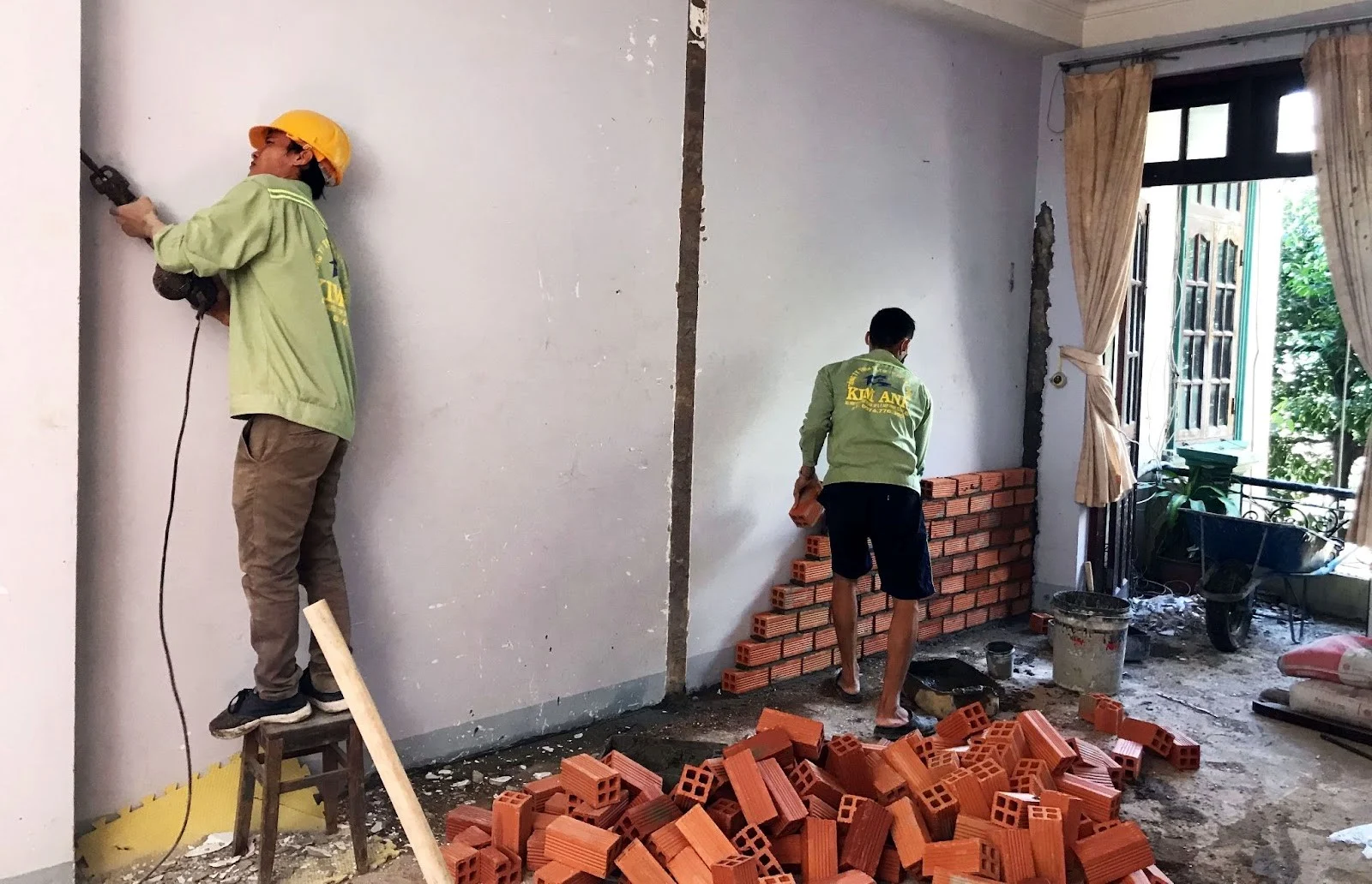 mơ thấy sửa nhà đánh con gì - Hình 1